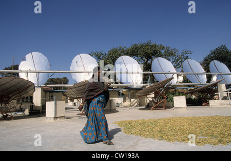 INDIA Rajasthan Mount Abu , fornello solare sistema con concentratori parabolici in Brahma Kumari Ashram, trasformati a vapore viene utilizzato in cucina per preparare 20.000 pasti giornalieri Foto Stock