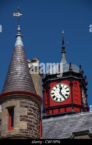 Città di Stornoway, Scozia. Vista ravvicinata del municipio della città vecchia torre dell orologio a Stornoway di South Beach. Foto Stock