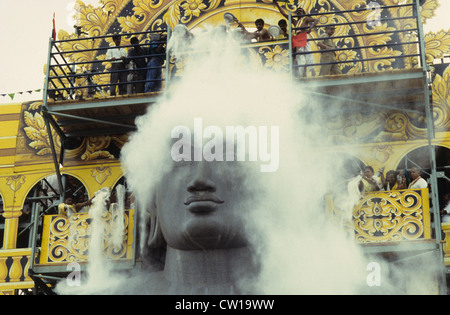 INDIA, nello stato di Karnataka, Hassan distretto, Shravana Belagola , Giainismo, festival di Jain Mahamastakabisheka, Grand consacrazione, in granito scultura monolitica del santo Signore Bahubali, il 57 piedi statua è stata scolpita da un unico pezzo di roccia datata 981 ed è uno dei più grandi free-standing statue in tutto il mondo, il festival si svolge solo una volta ogni dodici anni, migliaia di seguaci di jain raccogliere e versare le spezie colorate liquidi, latte, zucchero e polvere di fiori sulla statua da una speciale costruzione religiosa, faccia di pietra grande grande - immagine presa durante il festival dell'anno 1994 Foto Stock