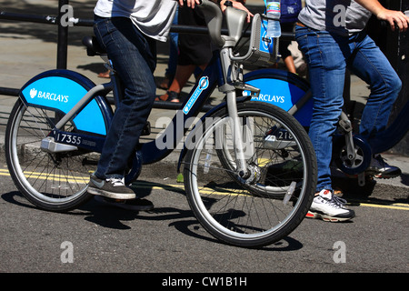 Due Boris le moto e i piloti in attesa su una strada di Londra Foto Stock