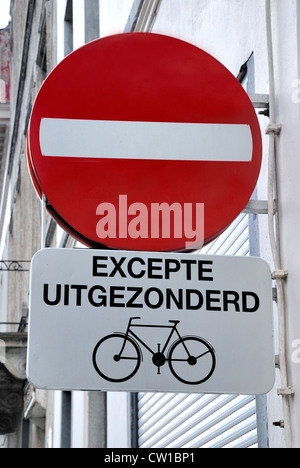 Bruxelles, Belgio. Traffico olandese segno - Nessuna voce tranne per biciclette Foto Stock