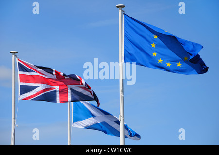 Europeo, Inglesi e Scozzesi battenti bandiere su pali in vento Foto Stock