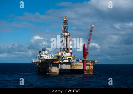 Offshore SS47 olio impianto di perforazione in Campos Basin, Rio de Janeiro, Brasile. Lavorare per la Petrobras. Barca da pesca galleggiando intorno. Foto Stock