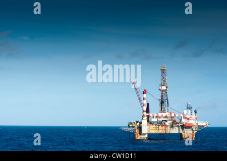 SS47 offshore oil drilling rig lavorando per Petrobras, Campos Basin, Rio de Janeiro. Foto Stock