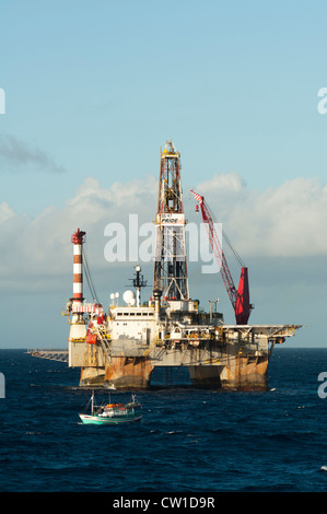 Offshore SS47 olio impianto di perforazione in Campos Basin, Rio de Janeiro, Brasile. Lavorare per la Petrobras. Barca da pesca galleggiando intorno. Foto Stock