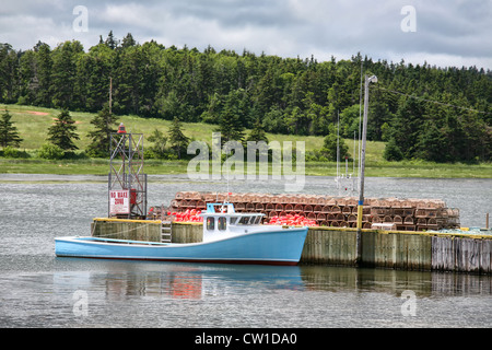 Lobster Boat legato ad una banchina sulla sponda nord del Prince Edward Island, Canada. Foto Stock