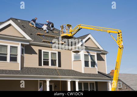 Installazione di pannelli solari sulla casa residenziale Foto Stock