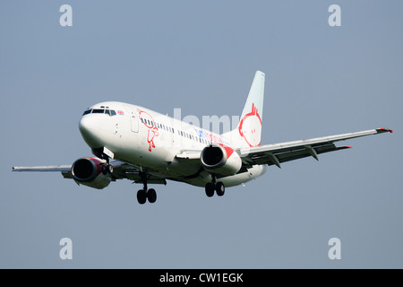 BMI Baby Boeing 737 aereo sulla rotta di avvicinamento ad atterrare all aeroporto di EMA Foto Stock