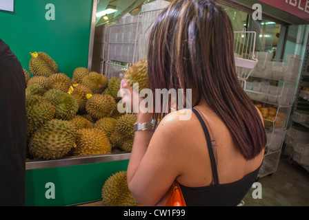 Parigi, Francia, Woman from Behind, Shopping nel supermercato cinese, "Tang Freres", alimentari di quartiere, verdure, Chinatown, scelta della frutta Durian Foto Stock