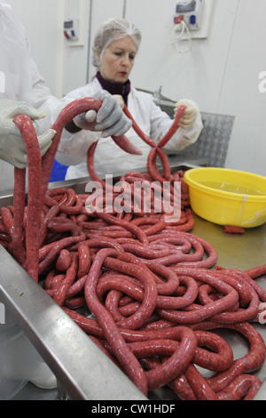 Rendendo la salsiccia Merguez una salsiccia piccante da Algeria e Nord Africa. Foto Stock