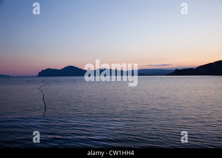 Tramonto in Crimea vicino a Kara Dag mountain Foto Stock