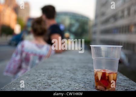 Londra, 10/08/2012, Pimms e limonata drink da qualche parte a sinistra sul ponte di Waterloo Foto Stock