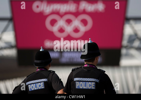 Funzionari di polizia da Humberside nel nord est dell' Inghilterra a stare di fronte all'ingresso principale del Parco Olimpico come una presenza visibile durante le Olimpiadi di Londra 2012. Più di 230 ufficiali provenienti da tutta la regione di Humber viaggiato a Londra per aiutare la polizia i Giochi Olimpici. Le vacanze sono state limitate, formazione ridotta e poliziotti speciale elaborato per fornire una copertura di Hull e la East Riding come ufficiali sono stati inviati a Londra alla polizia della città mentre i Giochi sono a. Gli alti ufficiali dicono che hanno lavorato duramente per garantire 'core' di polizia attraverso lo scafo e la East Riding non viene indebolita. Foto Stock