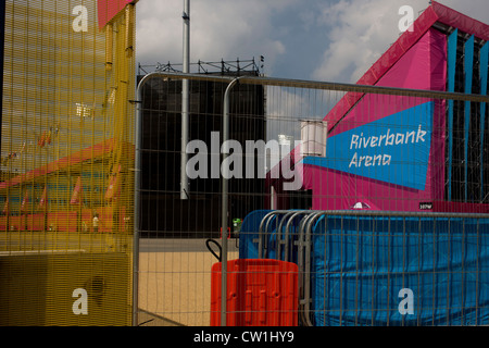 Il paesaggio di Riverbank Arena, sede del Hockey, investito nel Parco Olimpico durante le Olimpiadi di Londra 2012 ma anche come sede del futuro per il pubblico in generale - il suo scopo indecisi. Recinzioni e barriere di proteggere questa area protetta durante una partita di hockey è giocato e gli spettatori la linea la sede al di fuori della vista. Questa terra è stata trasformata in un 2.5 sq km complesso sportivo, una volta che le imprese industriali ed ora sede di otto luoghi di interesse tra cui il principale arena, Aquatics Centre e Velodromo plus degli atleti del Villaggio Olimpico. (Più didascalie in Descrizione.). Foto Stock