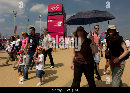 Gli spettatori a piedi passato una grande e accogliente segno gateway nel Parco Olimpico durante le Olimpiadi di Londra 2012. Questa terra è stata trasformata in un 2.5 sq km complesso sportivo, una volta che le imprese industriali ed ora sede di otto luoghi di interesse tra cui il principale arena, Aquatics Centre e Velodromo plus degli atleti del Villaggio Olimpico. Dopo le Olimpiadi, il parco è noto come Queen Elizabeth Olympic Park. Foto Stock