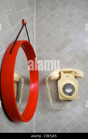 Un classico montato a parete bakelite telefono in un anni settanta casa di stile che è stato presentato in una rivista 1975 makeover REGNO UNITO Foto Stock