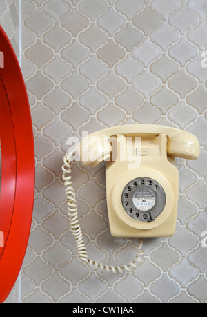 Un classico montato a parete bakelite telefono in un anni settanta casa di stile che è stato presentato in una rivista 1975 makeover REGNO UNITO Foto Stock