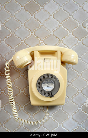 Un classico montato a parete bakelite telefono in un anni settanta casa di stile che è stato presentato in una rivista 1975 makeover REGNO UNITO Foto Stock