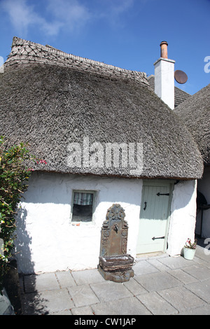 Cottage con il tetto di paglia nel villaggio di pescatori di Clogherhead, Co. Louth, Irlanda Foto Stock