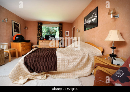 La camera da letto principale in una anni settanta casa di stile che è stato presentato in una rivista 1975 makeover REGNO UNITO Foto Stock