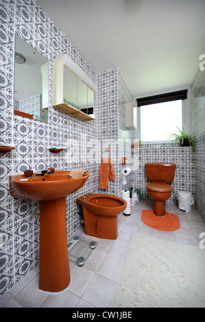 Bagno con brown suite in stile anni '70 casa che è stato presentato in una rivista 1975 makeover REGNO UNITO Foto Stock