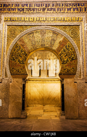 Mihrab nella Grande Moschea (Mezquita Cattedrale), splendidamente ornate decimo secolo opera d'arte a Cordoba, Andalusia. Foto Stock