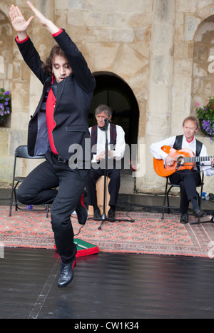 La ballerina di flamenco al Waterperry Arts in azione 2012, Oxfordshire Inghilterra 22 Foto Stock