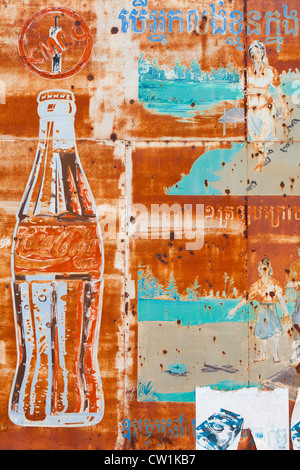Rusty Coca Cola per la sensibilizzazione sulle mine antiuomo billboard - Provincia di Kampot, Cambogia Foto Stock