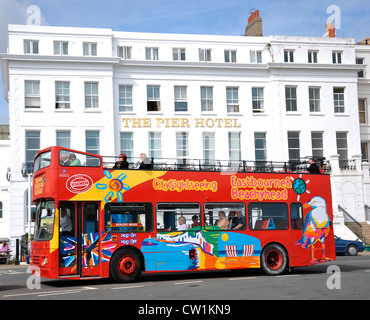 Eastbourne. Bus turistico di fronte al Pier Hotel in Eastbourne, East Sussex, Inghilterra, Regno Unito. Foto Stock