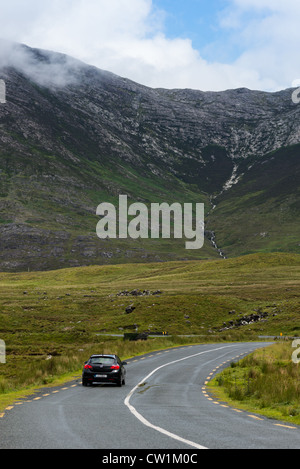 La R344 strada che corre attraverso le montagne di Connemara nella contea di Galway, Repubblica di Irlanda. Foto Stock