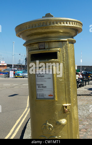 Royal Mail post box Oro dipinta in onore di Helen Glover, 2012 Olimpiadi di Londra medaglia d'oro. Penzance UK. Foto Stock