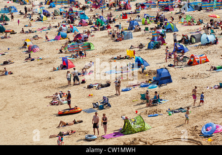 St Ives occupato Porthminster beach a metà estate, Cornwall Regno Unito. Foto Stock