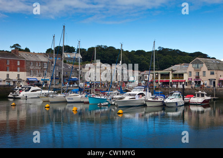 Barche ormeggiate in porto a Padstow, Cornwall, Regno Unito Foto Stock