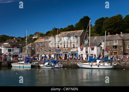 Barche ormeggiate in porto a Padstow, Cornwall, Regno Unito Foto Stock