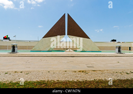 Il semplice scultura geometrica della guerra coloniale monumento dirige la propria attenzione verso la fiamma nazionale nel centro. Foto Stock