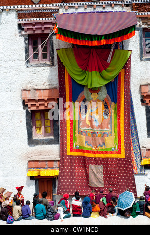 Le persone sul balcone del Monastero di Hemis davanti a una paura thangka presso il festival di Hemis in Ladakh, India. Foto Stock