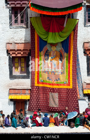 Le persone sul balcone del Monastero di Hemis davanti a una paura thangka presso il festival di Hemis in Ladakh, India. Foto Stock