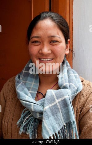 Ritratto di una donna insegnante presso il Puga nomade Scuola Residenziale di una scuola per bambini nomadi in Puga, Ladakh, India Foto Stock