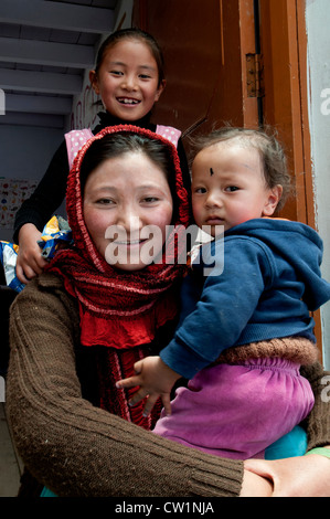 Un ritratto di una madre e la figlia e il figlio a Puga nomade scuola residenziale in Puga in alta montagna del Ladakh, India Foto Stock