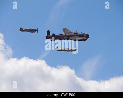 Lancaster,Spitfire ed Hurricane in formazione volare oltre alla Essex & London premier veicolo militare show. Foto Stock