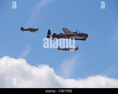 Lancaster,Spitfire ed Hurricane in formazione volare oltre alla Essex & London premier veicolo militare show. Foto Stock