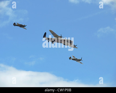 Lancaster,Spitfire ed Hurricane in formazione volare oltre alla Essex & London premier veicolo militare show. Foto Stock