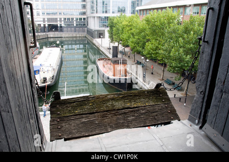 West India Quay visto dal Museo dei Docklands di Londra, Tower Hamlets E14, Londra Inghilterra REGNO UNITO Foto Stock