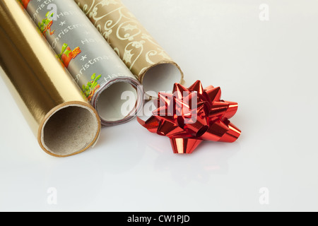 Rotoli di carta di avvolgimento con un pompon decorativi Foto Stock