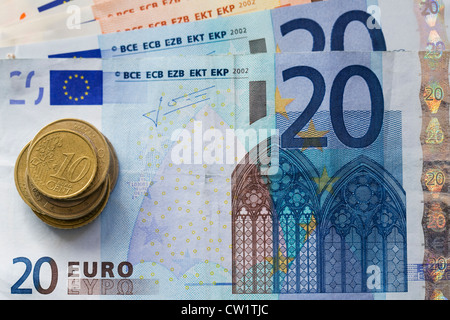 Monete e banconote in euro. Foto Stock