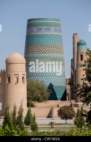 Kalta Mina e west gate di Ichan Kala, Khiva, Uzbekistan Foto Stock