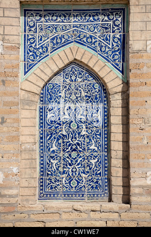 Dettaglio di tilework sulla facciata, Matniyaz divano begi Madrasah, Khiva, Uzbekistan Foto Stock