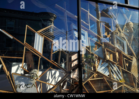 Riflessione di Haight-Ashbury nel negozio RVCA, San Francisco CA Foto Stock