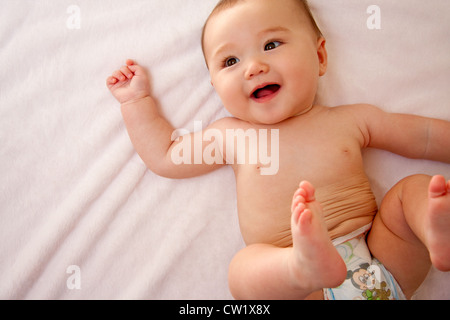 Sorridente bambina in pannolini Foto Stock