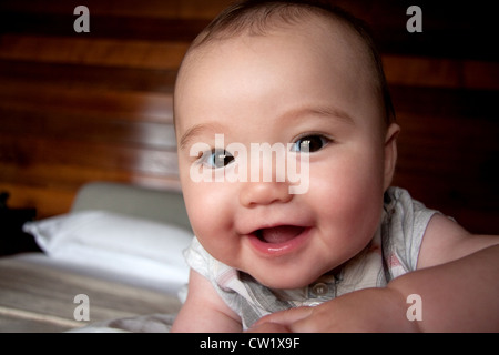 Curioso e sorridente bambina Foto Stock